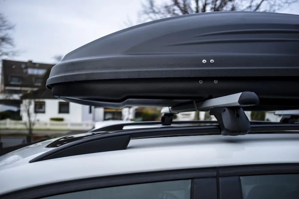 Thule Dachbox nach der Montage auf einem Auto in Ketsch